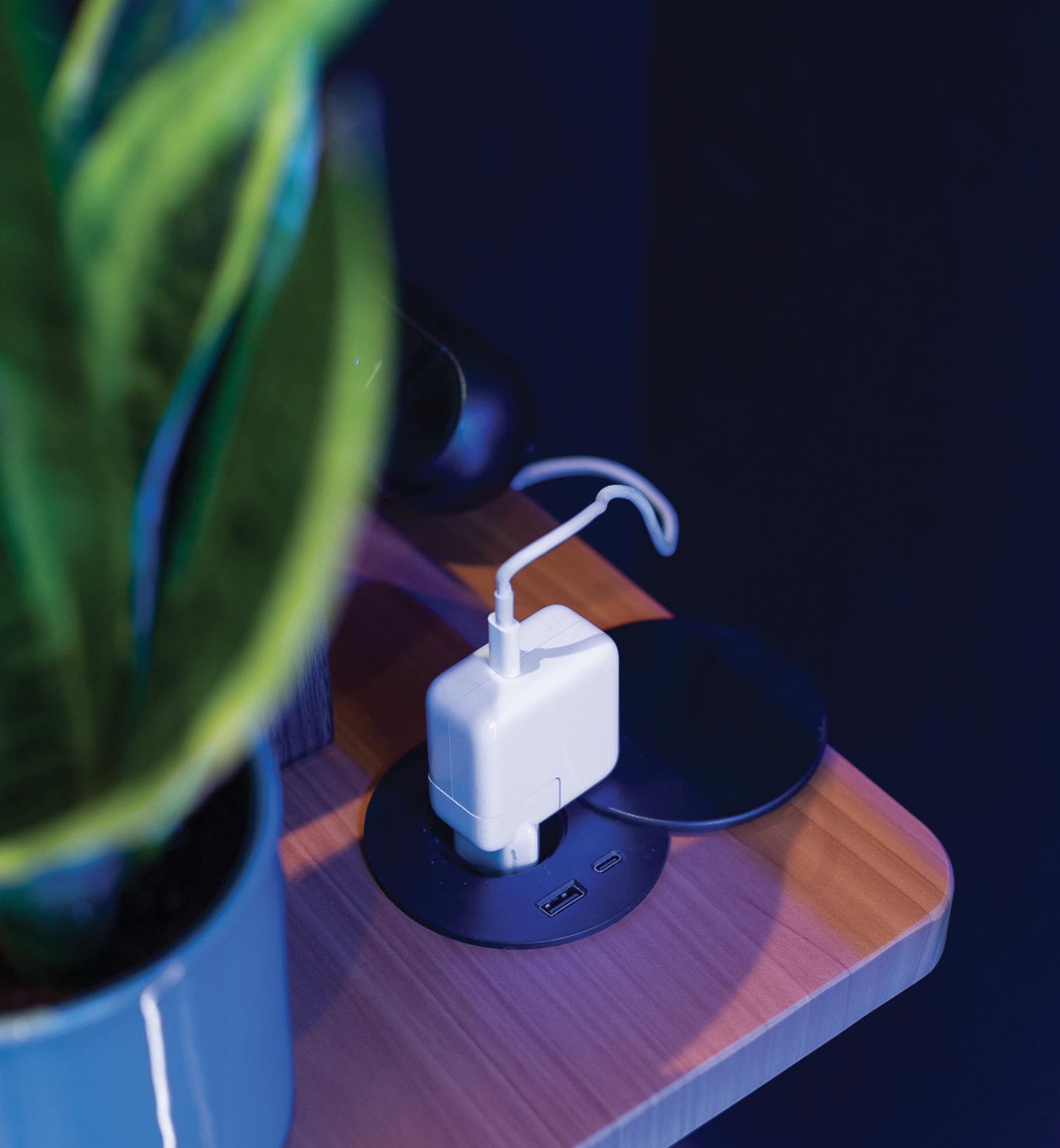 prise encastrée noire pour bureau assis debout kqueo_ambiance