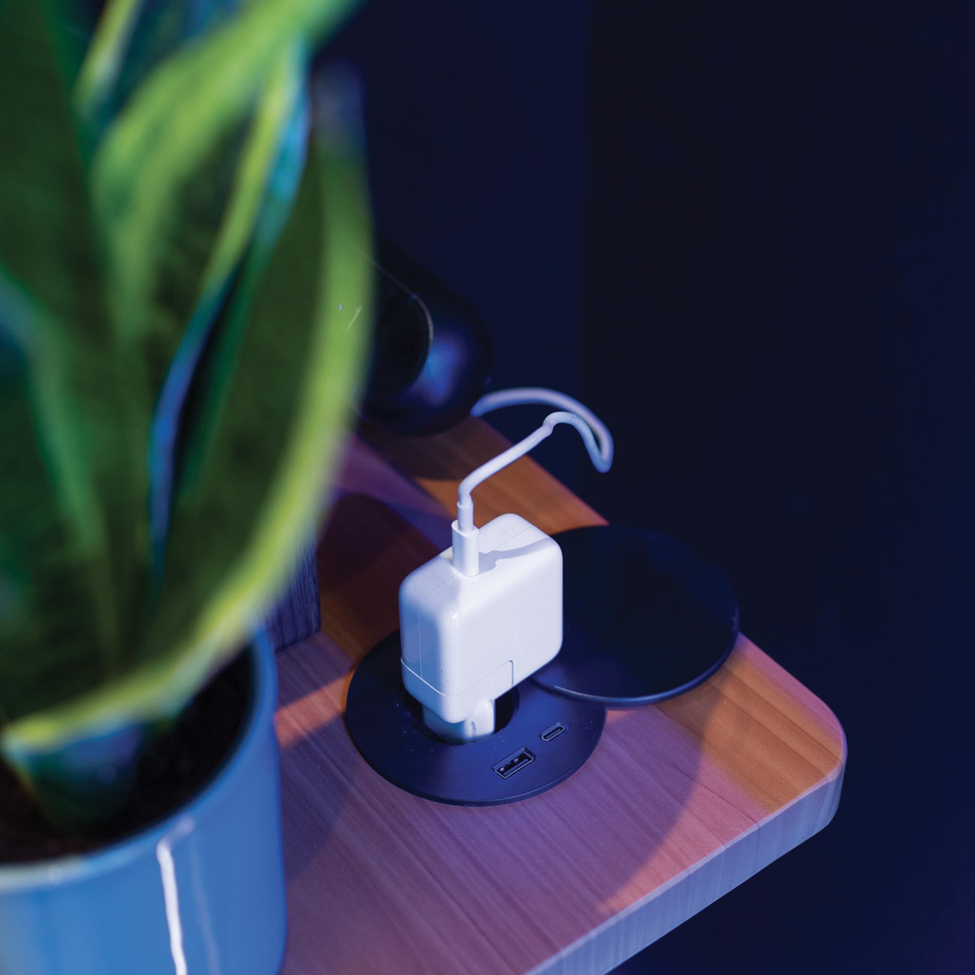 prise encastrée noire pour bureau assis debout kqueo_ambiance