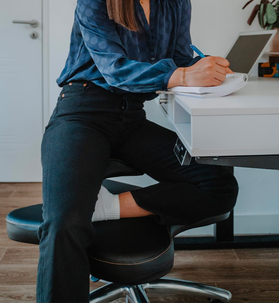 chaise assis en tailleur noire chromé ZEN KQUEO_ambiance
