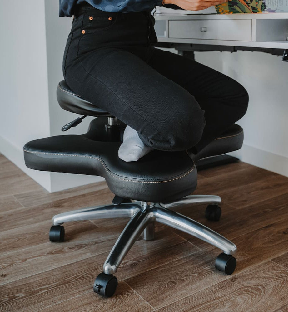 chaise assis en tailleur noire chromé ZEN KQUEO_ambiance