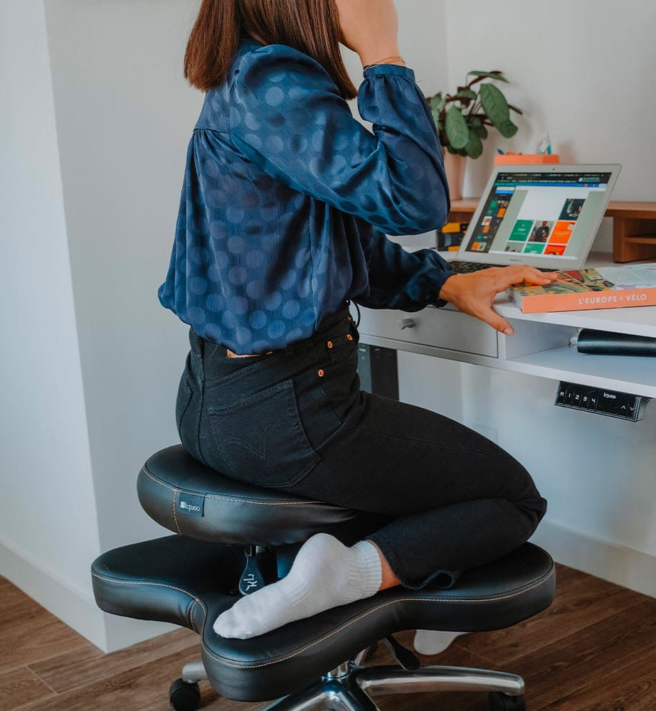 chaise assis en tailleur noire chromé ZEN KQUEO_ambiance