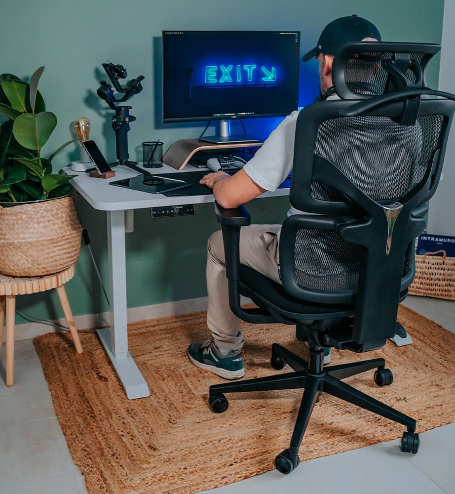 photo lifestyle chaise ergonomique noire TERRANA KQUEO