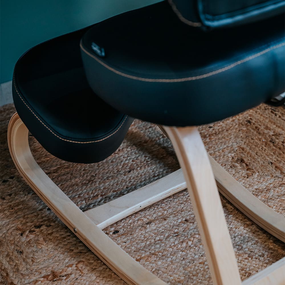 photo lifestyle chaise ergonomique MOOVE bois similicuir_ambiance