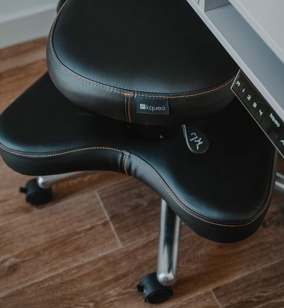 chaise assis en tailleur noire ZEN KQUEO_ambiance