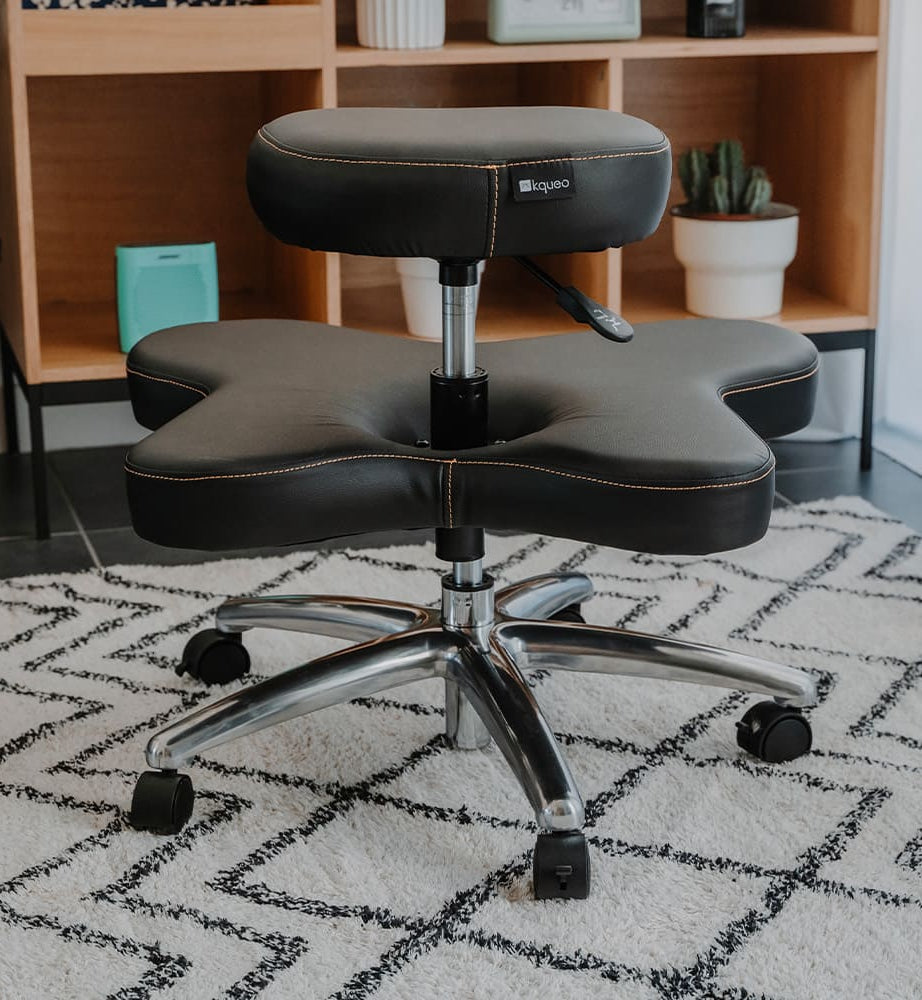 chaise assis en tailleur noire ZEN KQUEO_ambiance