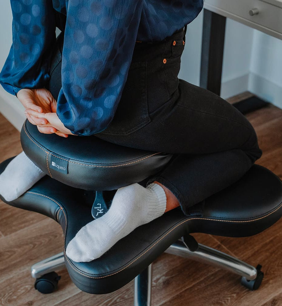 photo lifestyle posture chaise ergonomique noire ZEN KQUEO_ambiance