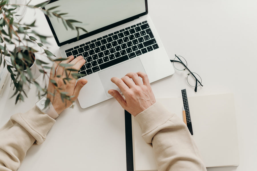 Les raisons de choisir un bureau assis debout en entreprise