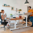 Bureau assis debout SPACE DYNAMIC avec 1 tiroir, vue d’ensemble du plateau et du piètement électrique