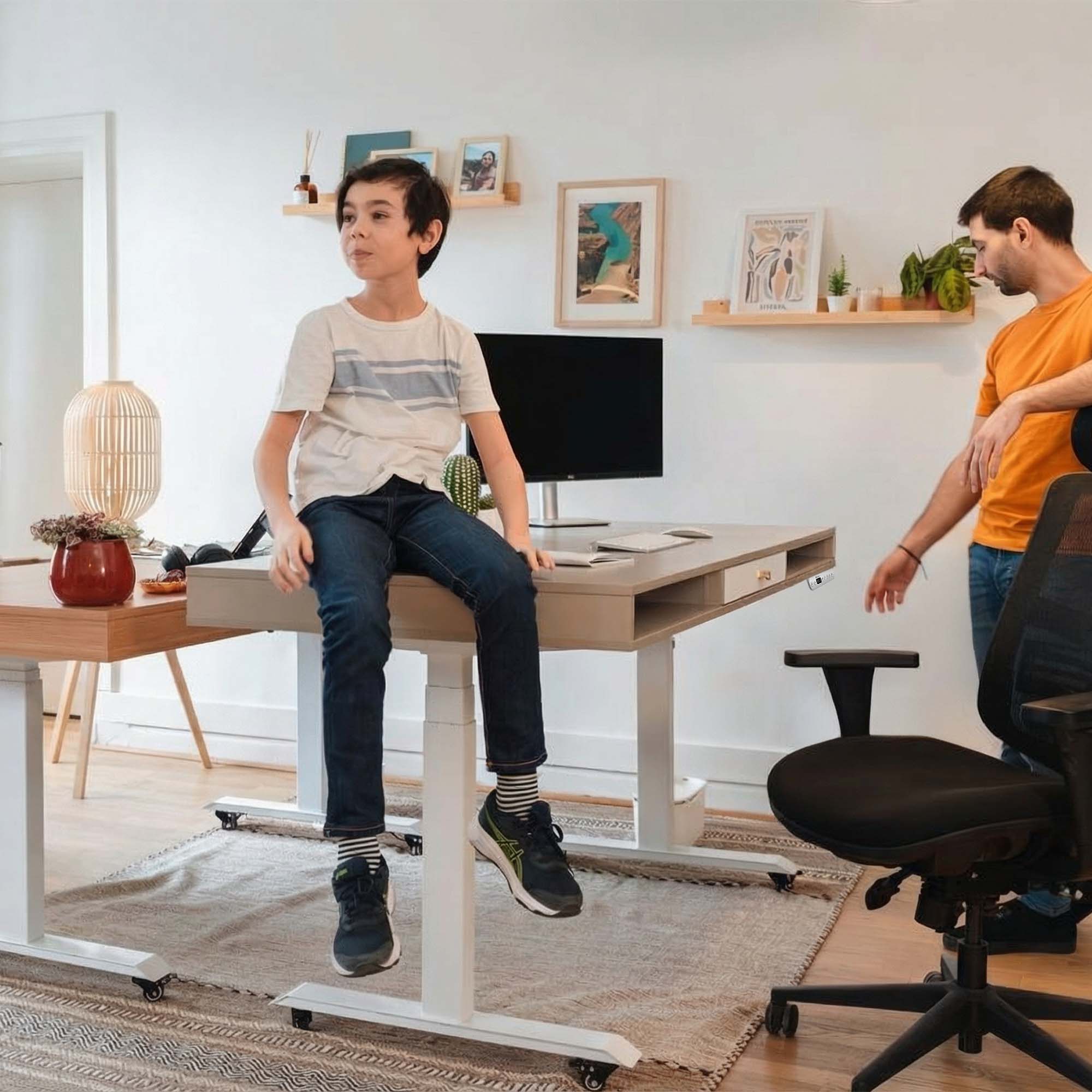 Bureau assis debout SPACE DYNAMIC avec 1 tiroir, vue de face dans un environnement de travail moderne