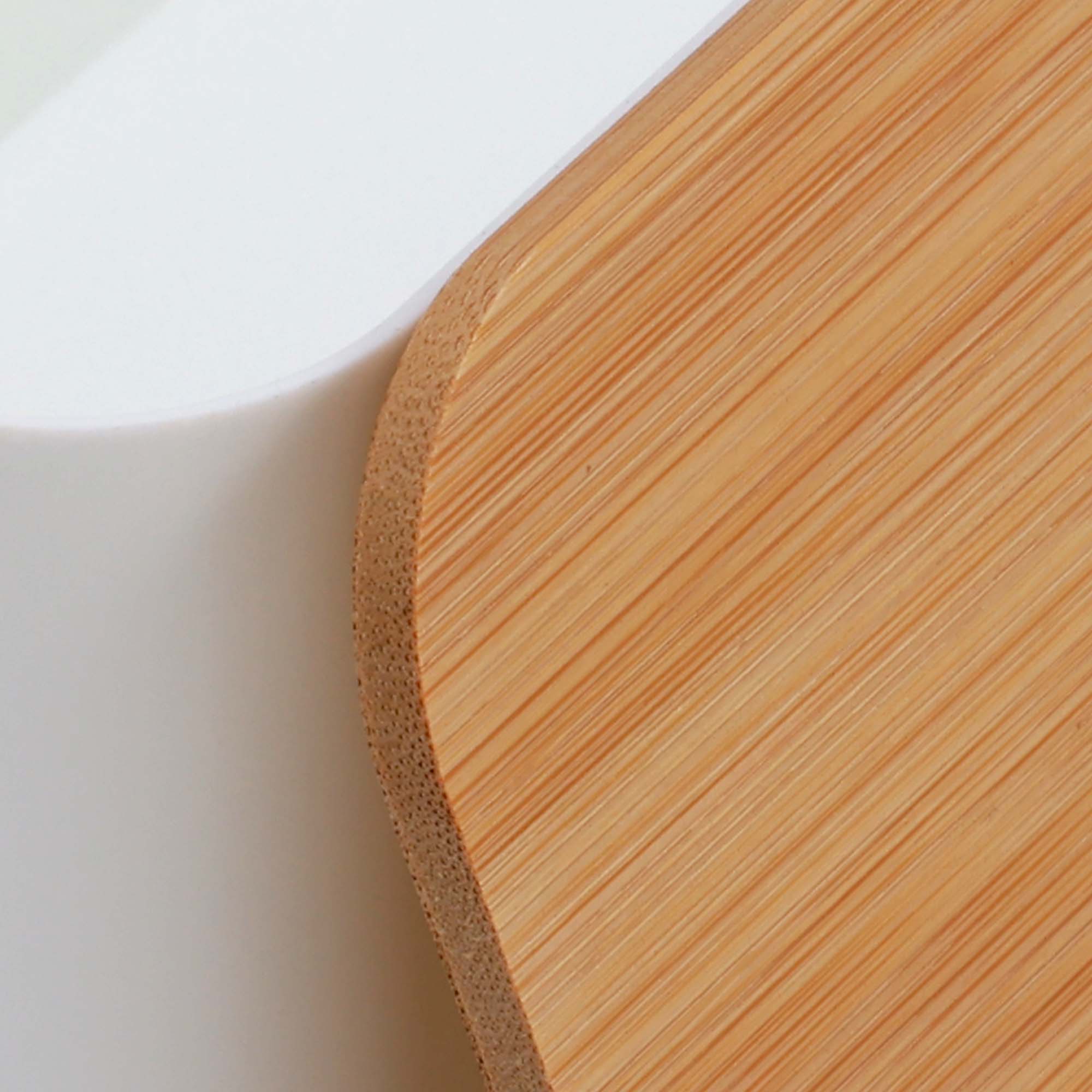 Détail du couvercle en bambou naturel de la boîte range-câbles KQUEO finition bois clair