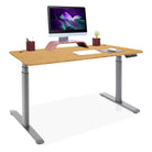 Détail du plateau bois avec passe-câble intégré sur un bureau assis debout, finition et angles arrondis