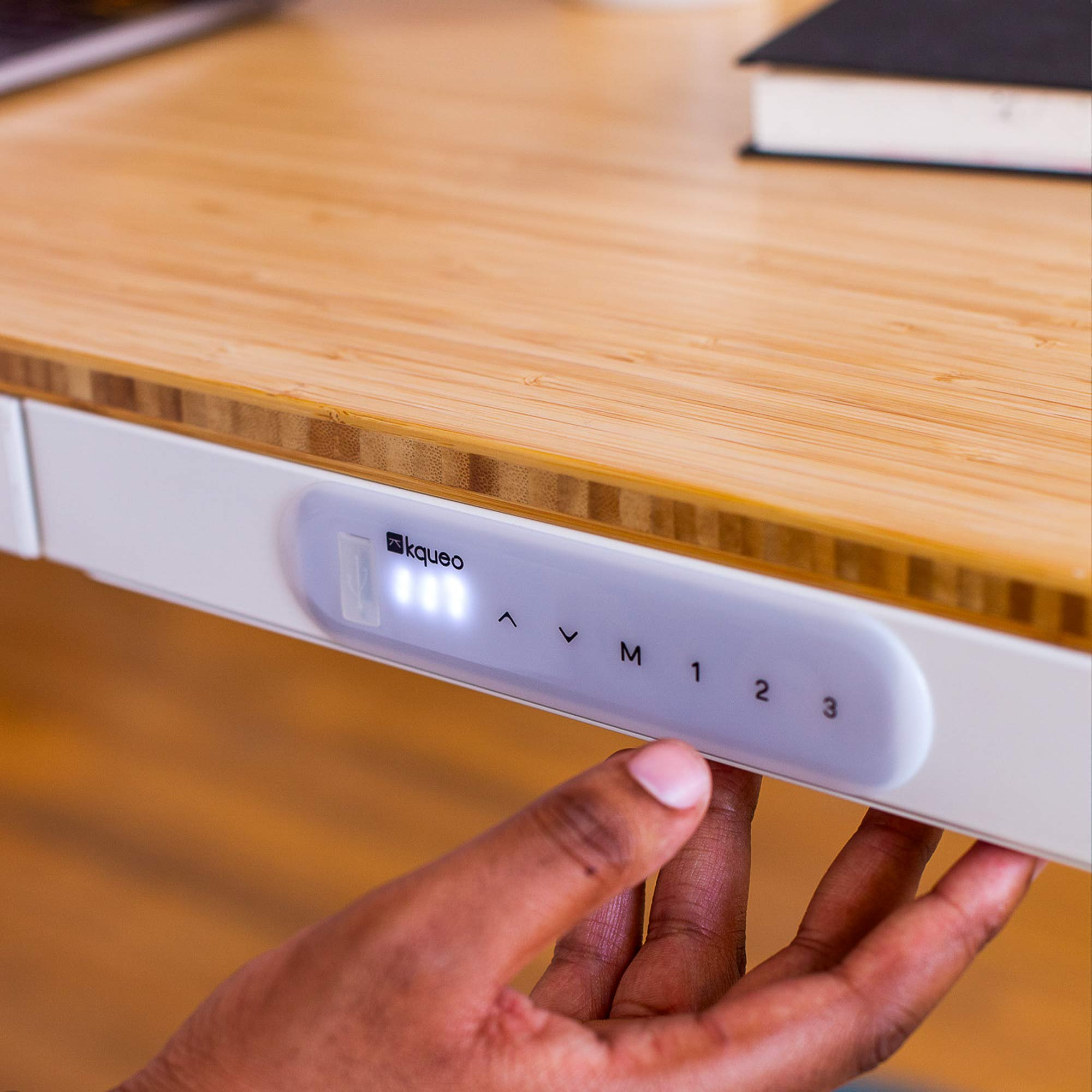 Bureau assis-debout Dynamic Connect bambou et blanc en position de travail assise.