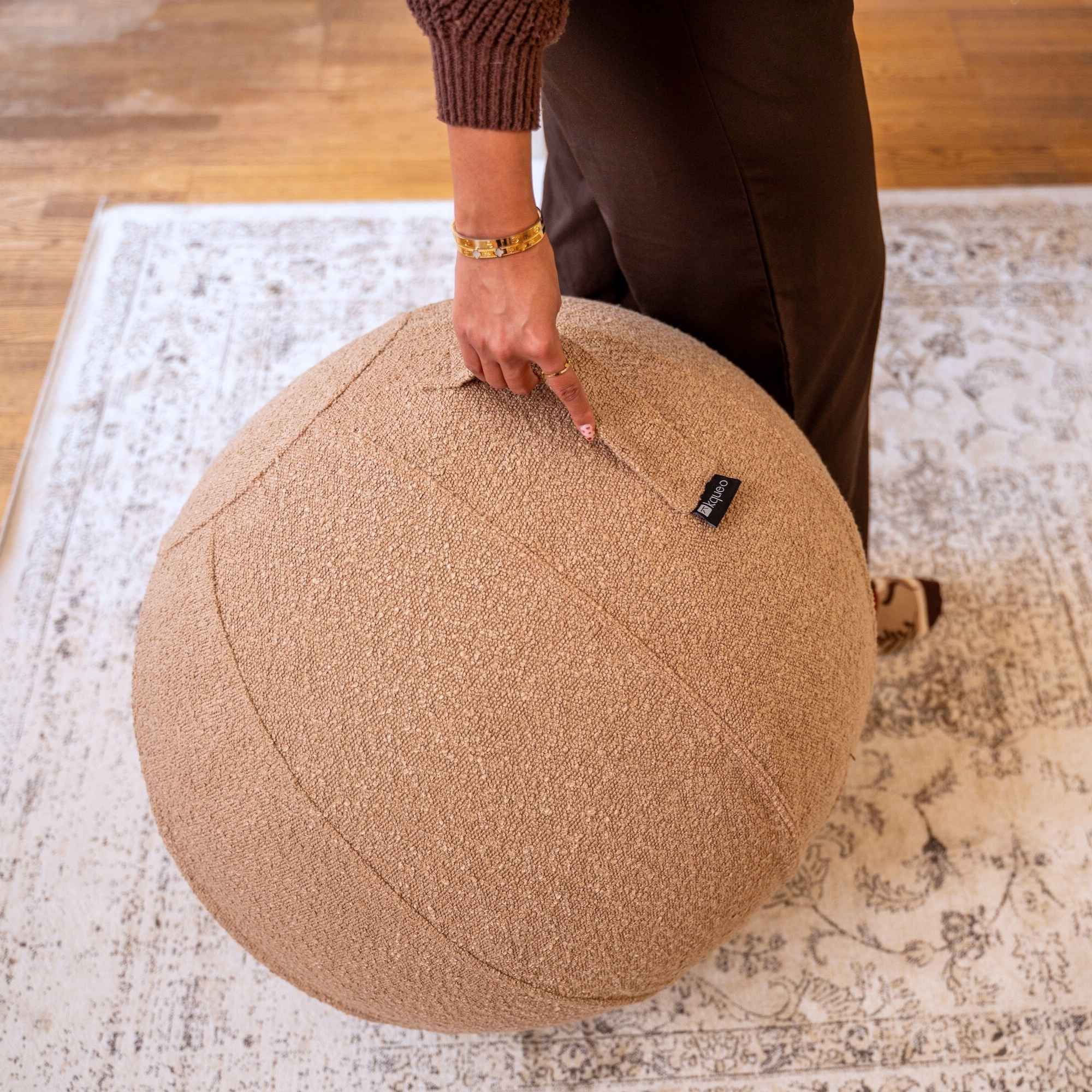 Ballon ergonomique SPHERA bouclette beige KQUEO_ambiance