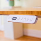 Utilisateur dessinant sur un bureau assis debout, activité créative sur plateau bois dans un espace de travail inspirant