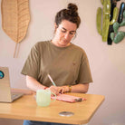 Bureau réglable en hauteur LIFT KQUEO blanc et chêne clair avec surface spacieuse pour travailler et écrire_ambiance