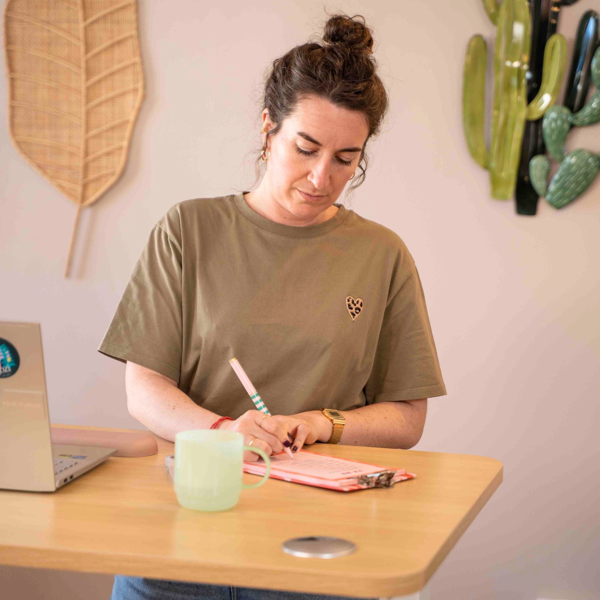 Bureau réglable en hauteur LIFT KQUEO blanc et chêne clair avec surface spacieuse pour travailler et écrire_ambiance