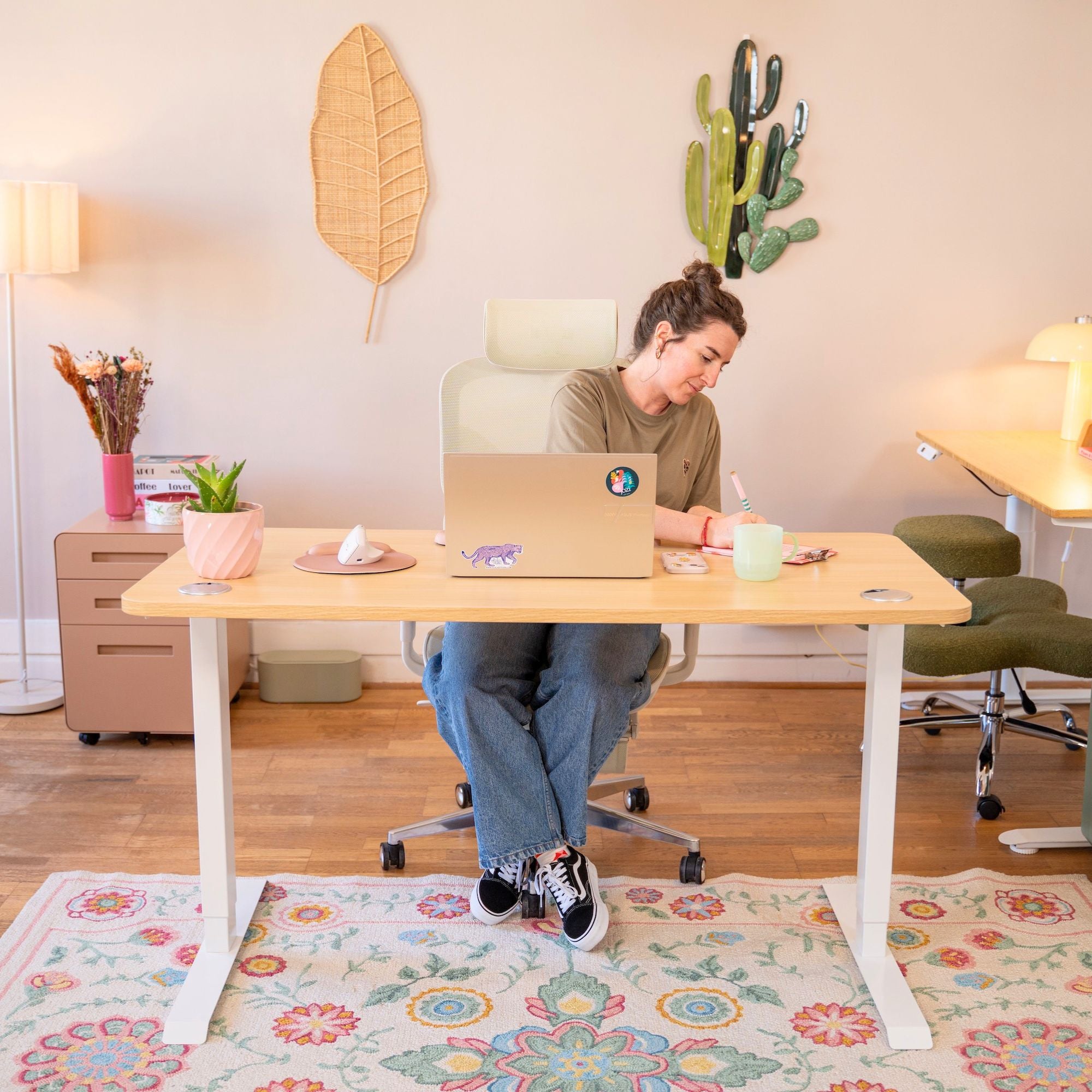 Bureau assis debout LIFT KQUEO blanc et chêne clair avec plateau réglable et espace de travail ergonomique_ambiance