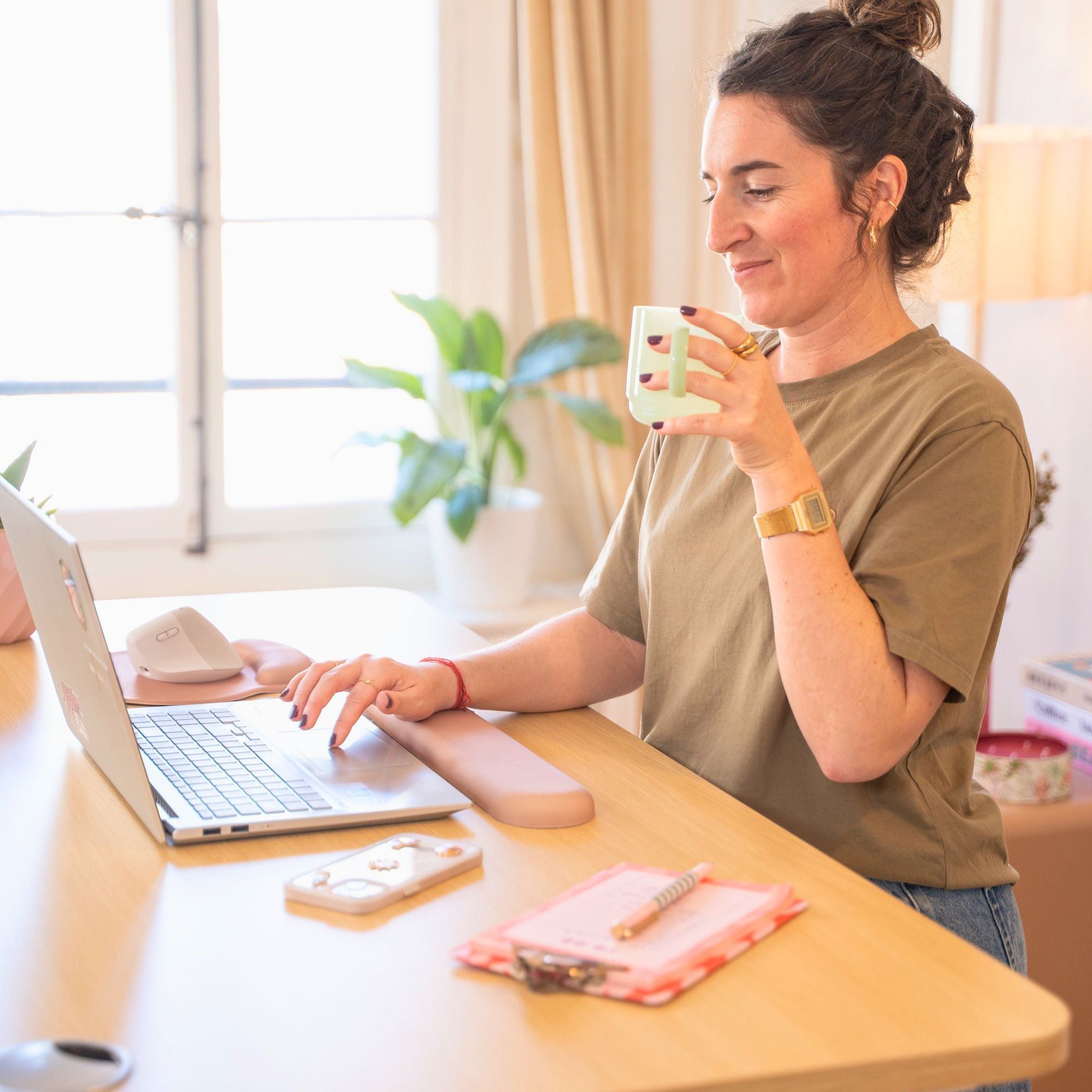 Bureau assis debout LIFT KQUEO en bois clair utilisé en position assise avec ordinateur portable et accessoires_ambiance