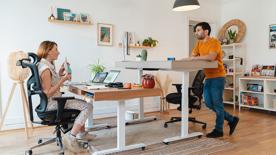 Bureau assis debout SPACE DYNAMIC en position debout, plateau bois et piètement électrique blanc