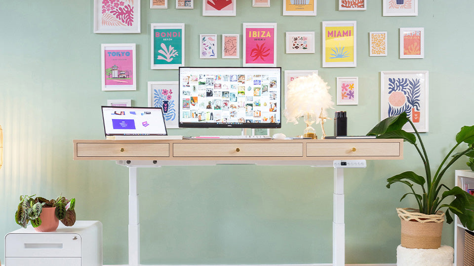 Bureau assis debout SPACE DYNAMIC avec 3 tiroirs utilisé en position debout dans un espace de travail moderne