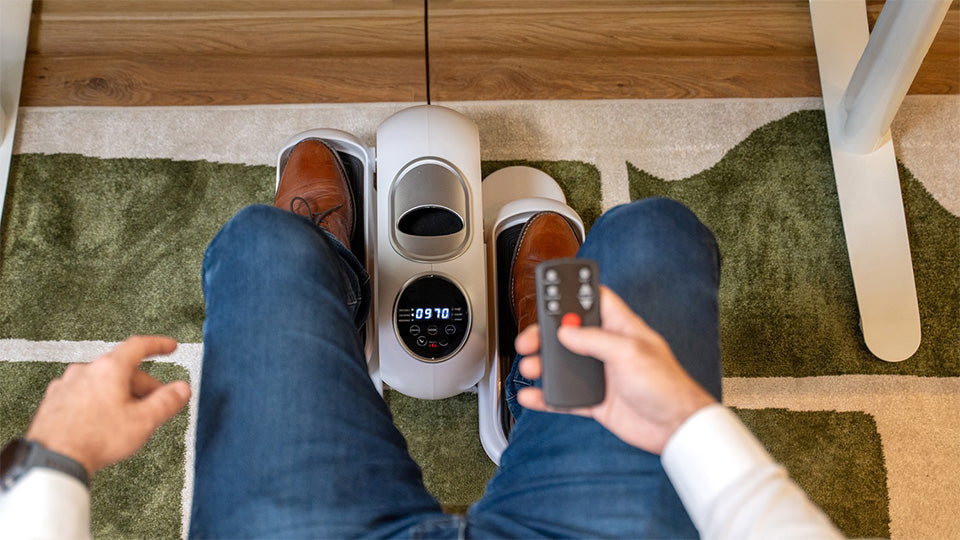 personne pédalant doucement au bureau avec pédalier ELIPTIC pour la circulation et l’énergie