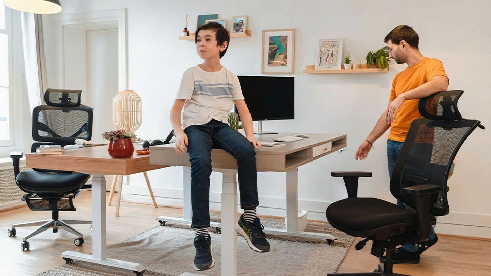 Bureau assis debout SPACE DYNAMIC avec 1 tiroir, démonstration de la stabilité et de la sécurité du plateau