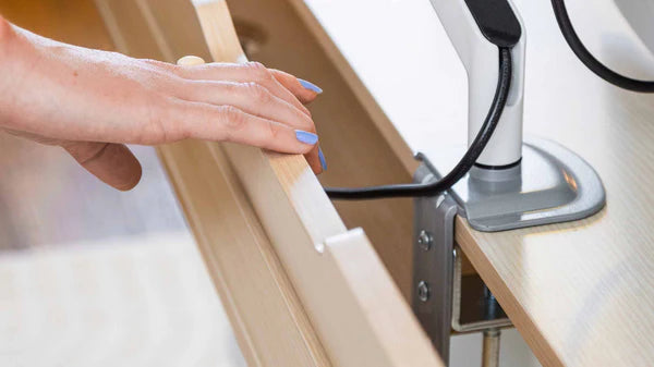 Détail du mécanisme et de la structure du bureau assis debout SPACE DYNAMIC avec 3 tiroirs, fixation et stabilité du plateau