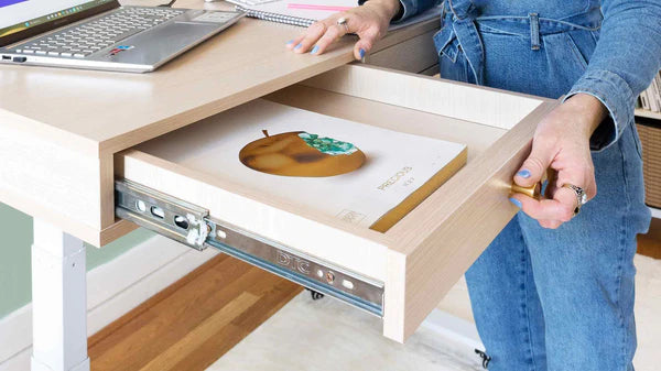 Bureau assis debout SPACE DYNAMIC avec 3 tiroirs utilisé comme espace de travail partagé et collaboratif