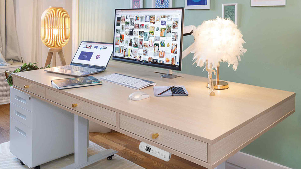 Bureau assis debout SPACE DYNAMIC avec 3 tiroirs en position debout, plateau bois et structure électrique blanche