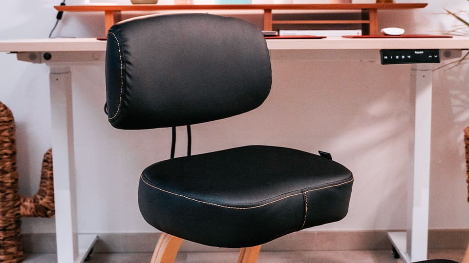 photo lifestyle assise similicuir chaise ergonomique MOOVE KQUEO 