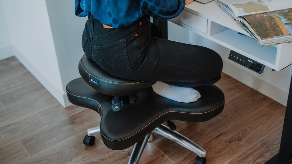 chaise ergonomique assis en tailleur noire ZEN KQUEO