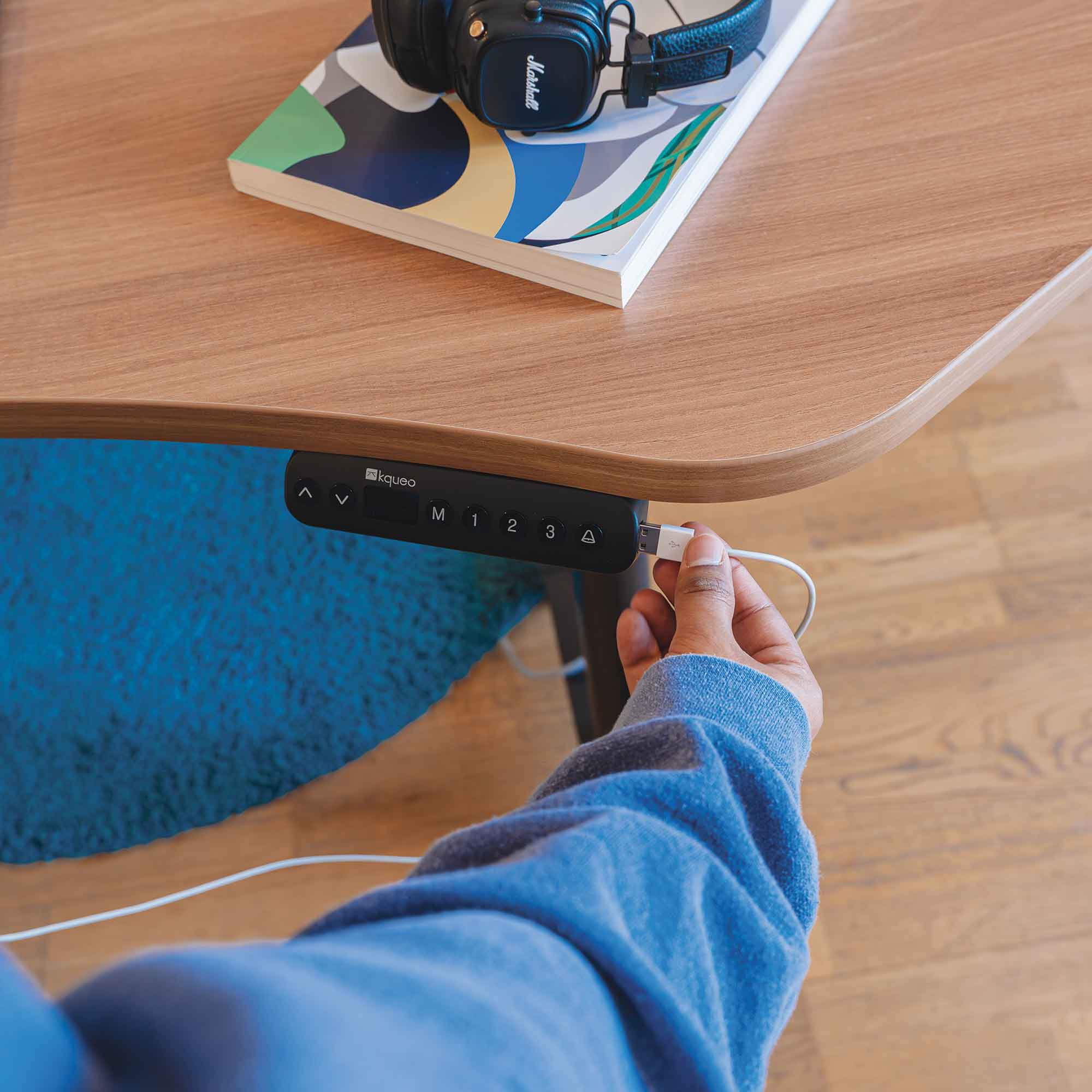 Commande de réglage électrique d’un bureau assis debout Kqueo avec ports USB
