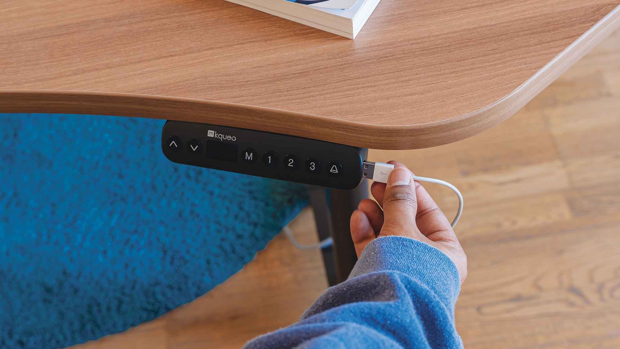 Commande de réglage électrique d’un bureau assis debout Kqueo avec ports USB