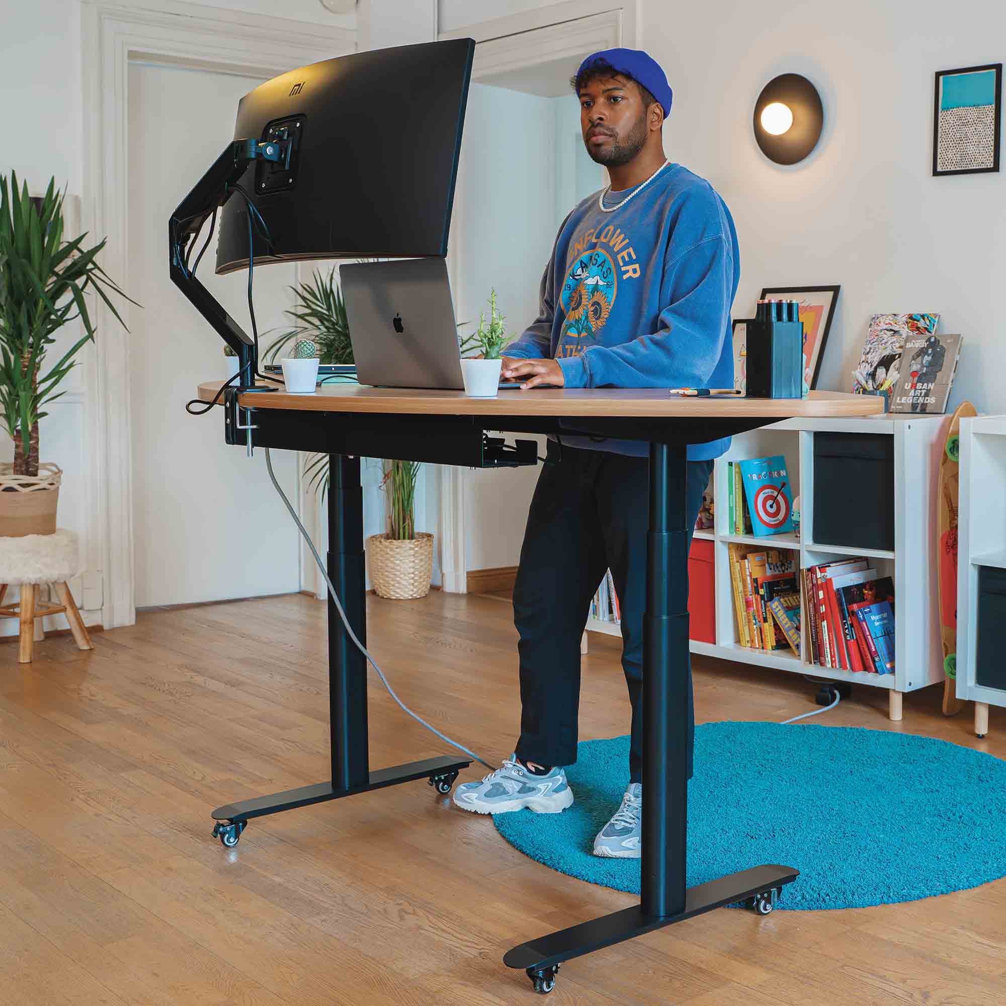Travail en position debout sur un bureau réglable en hauteur avec écran et ordinateur portable