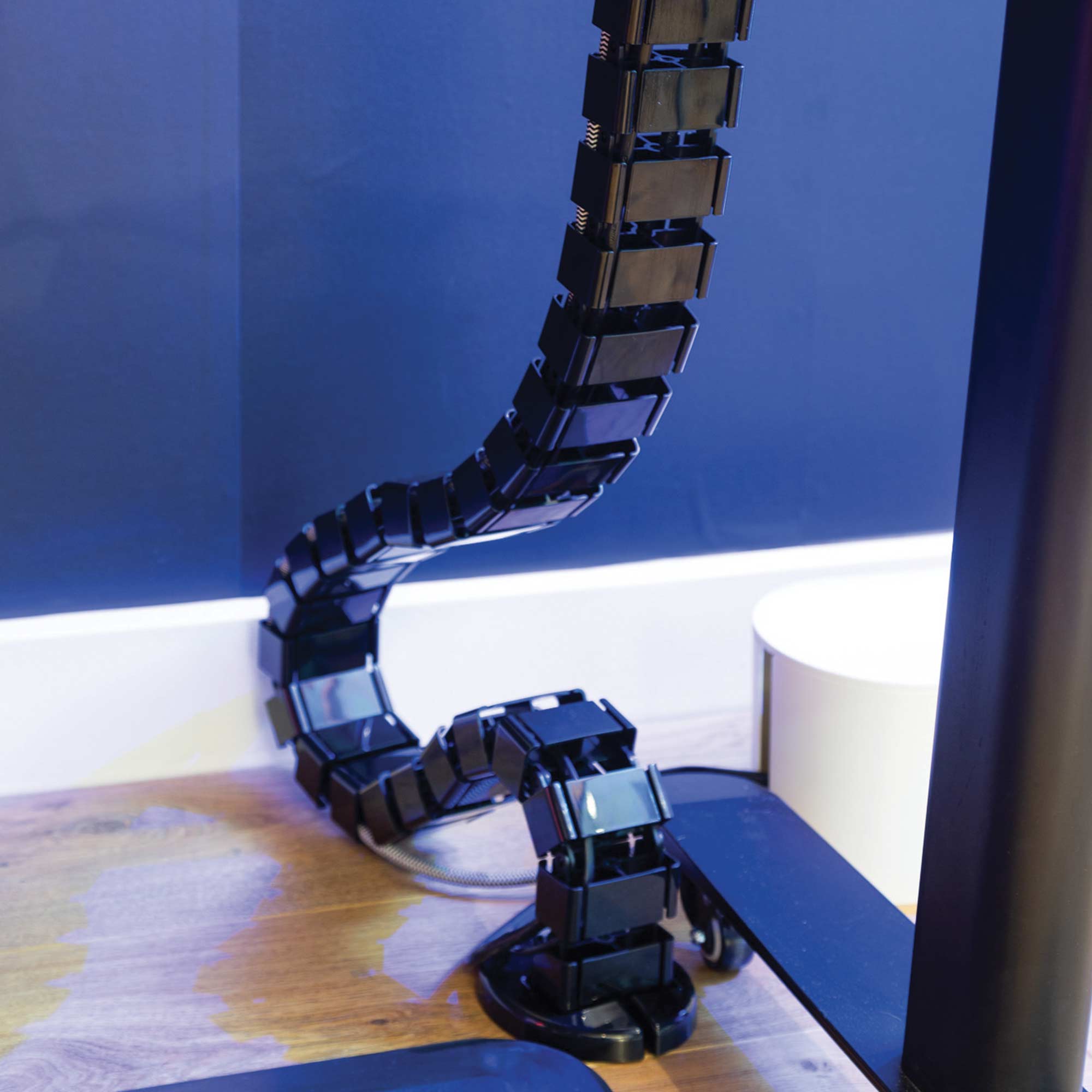 Goulotte passe-câbles verticale articulée Longueur 130cm Noir