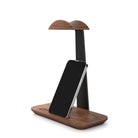 Porte-casque en bois de noyer faisant office de support smartphone