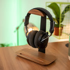 Porte-casque en noyer avec casque audio posé, accessoire design pour bureau
