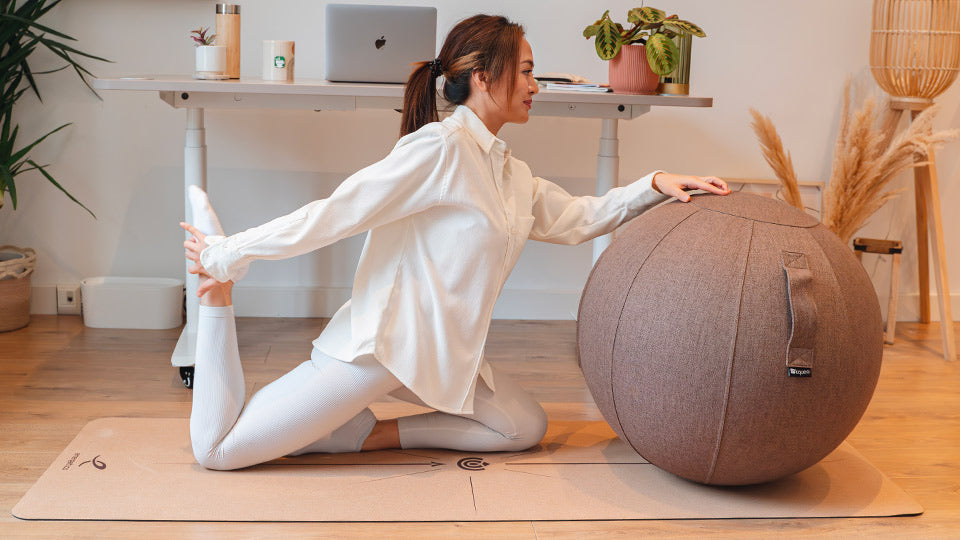 posture de yoga avec son ballon ergonomique Kqueo