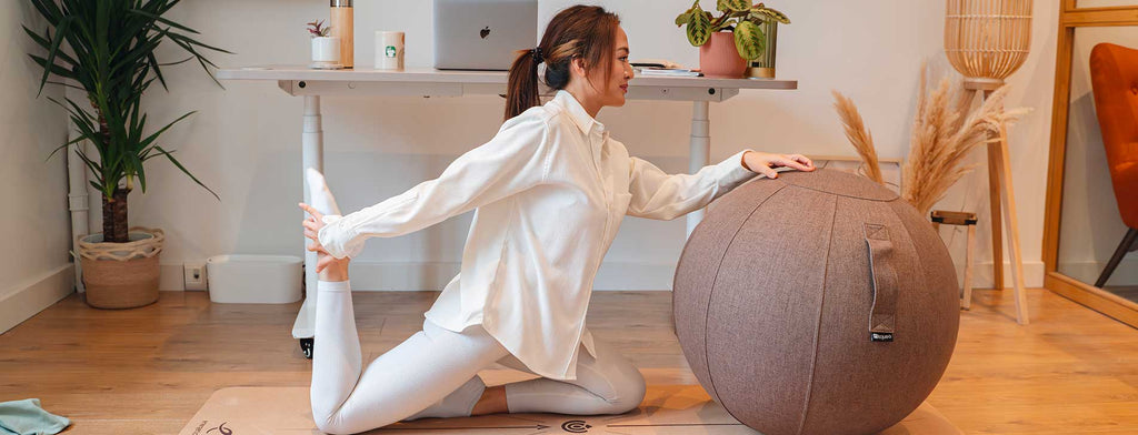 posture de yoga et ballon ergonomique SPHERA Kqueo