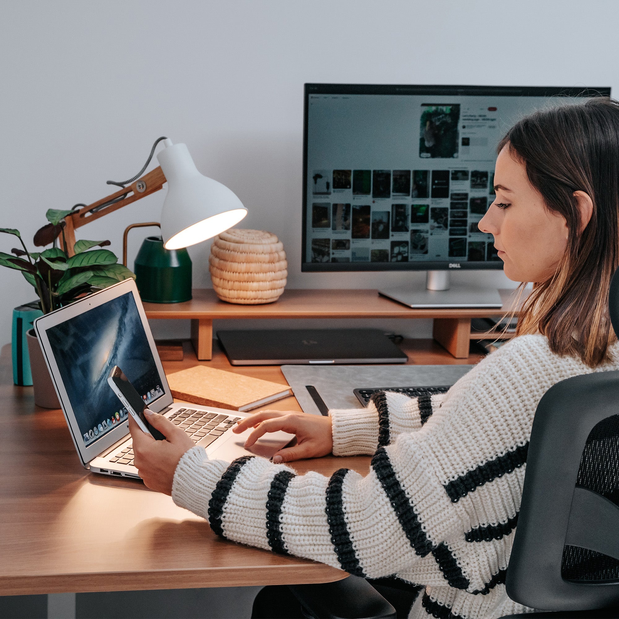 Utilisateur travaillant assis sur un bureau assis debout d’angle CORNER avec ordinateur portable et smartphone
