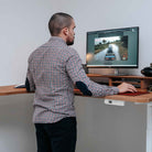 Utilisateur travaillant debout sur un bureau assis debout d’angle CORNER avec écran et clavier