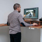 Utilisateur travaillant debout sur un bureau assis debout d’angle CORNER avec écran et clavier
