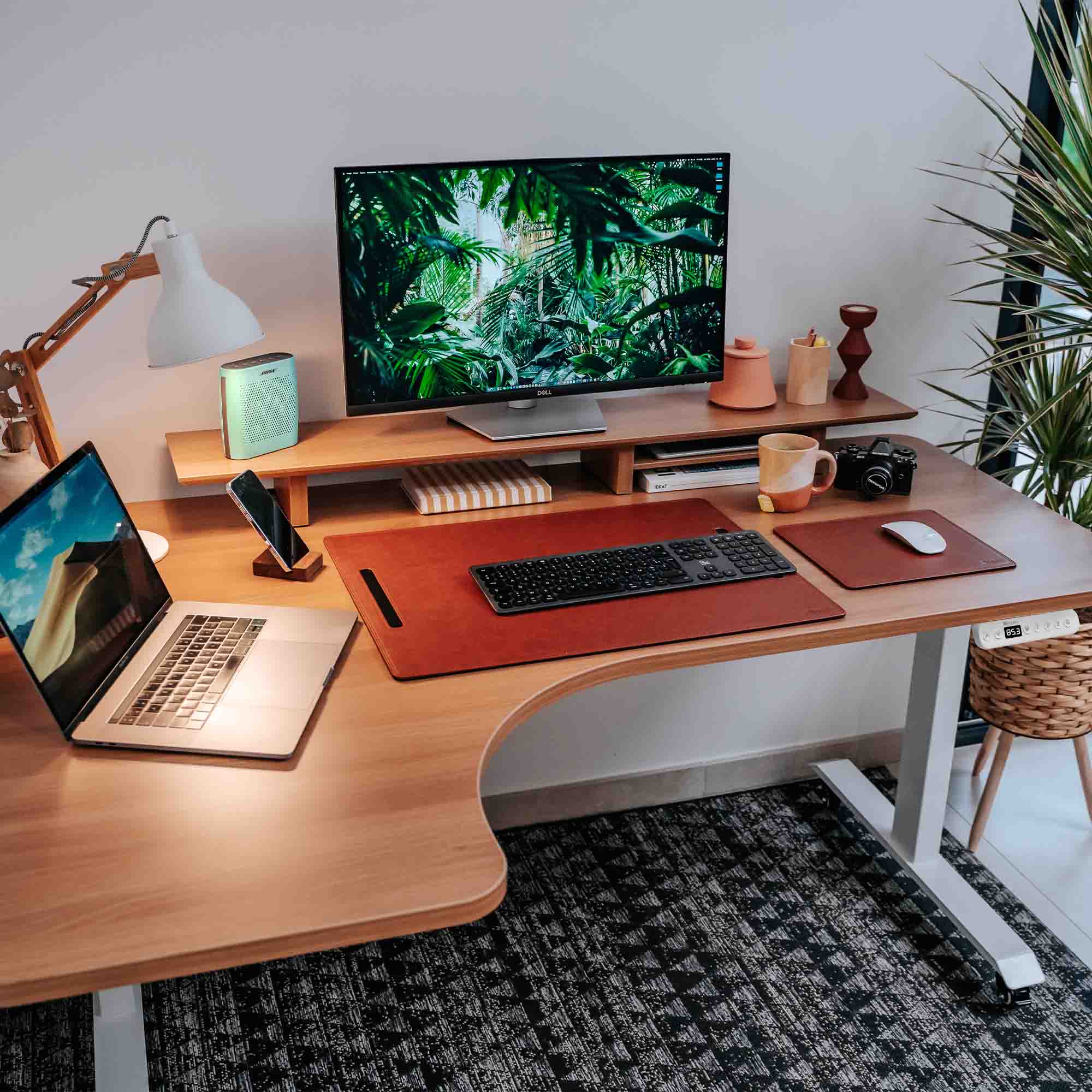 Bureau assis debout d’angle CORNER avec double écran, ordinateur portable et accessoires de bureau