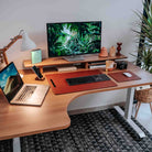 Bureau assis debout d’angle CORNER avec double écran, ordinateur portable et accessoires de bureau