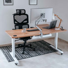Bureau assis debout d’angle CORNER avec plateau bois, bras d’écran et chaise ergonomique