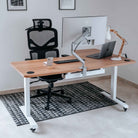 Bureau assis debout d’angle CORNER avec plateau bois, bras d’écran et chaise ergonomique
