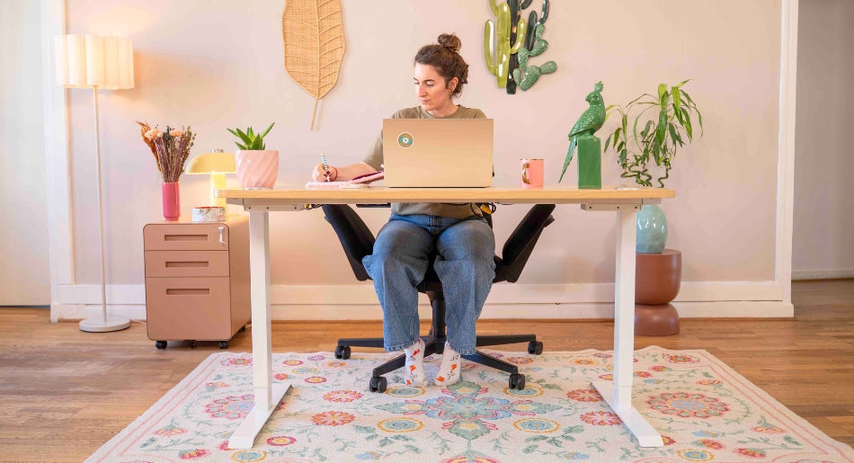 Bureau assis debout LIFT KQUEO blanc et bois clair dans un espace de travail design avec rangement et plantes