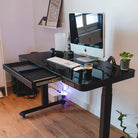 Détail du panneau de contrôle tactile et du tiroir intégré du bureau assis-debout CONNECT noir.
