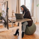 Bureau assis debout électrique utilisé avec ballon ergonomique pour améliorer la posture au travail