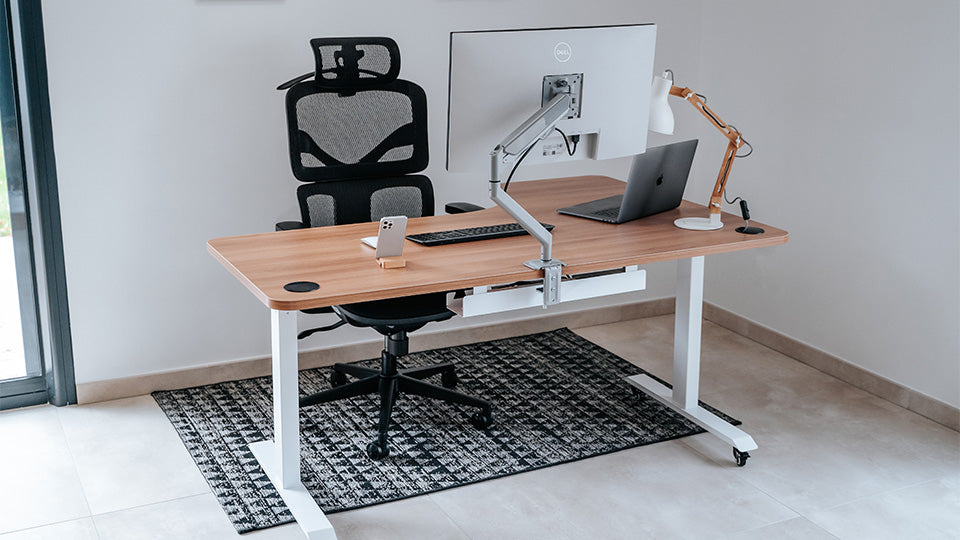 Bureau assis debout d’angle CORNER avec plateau bois, écran externe, ordinateur portable et accessoires de travail